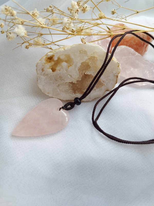 Něžný náhrdelník se srdcem z růženínu