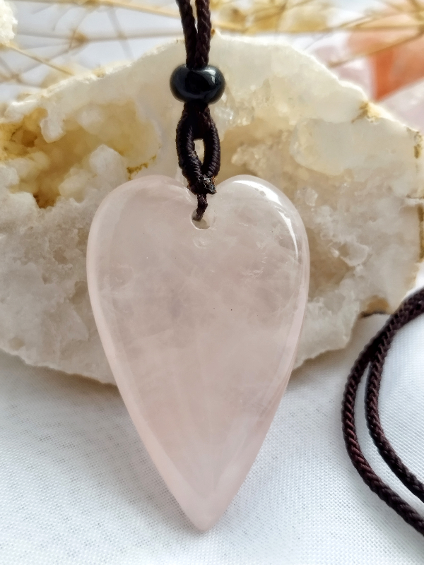 Něžný náhrdelník se srdcem z růženínu