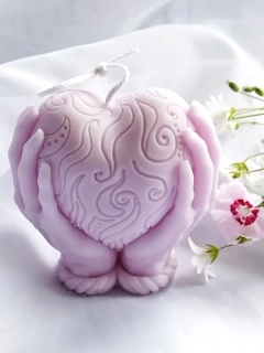 Svíčka srdce v dlaních - fialové