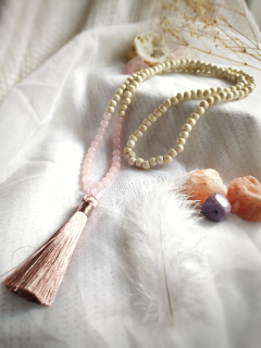 Meditační náhrdelník s korálky růženínu